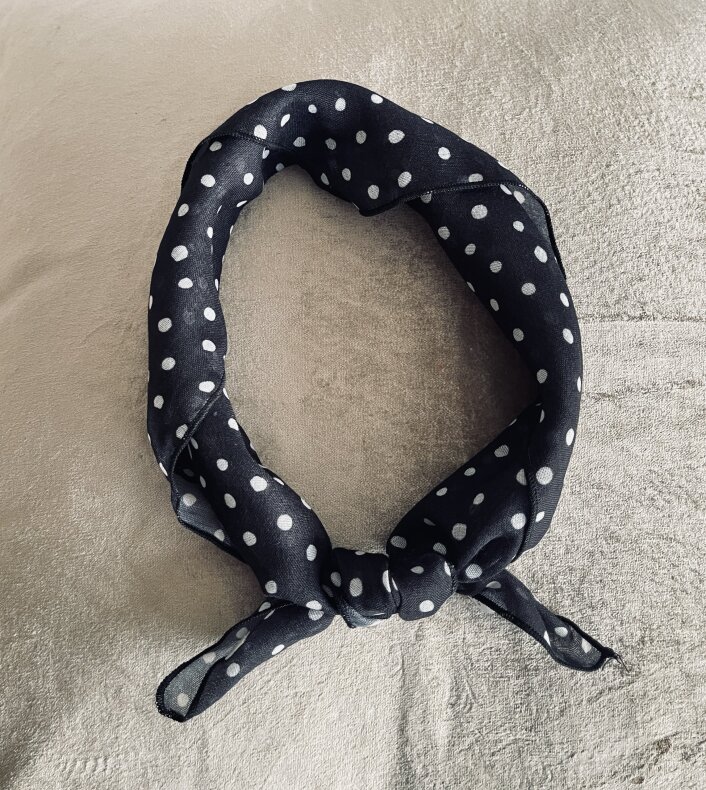 Lucy Scarf Black Dot 55x55cm